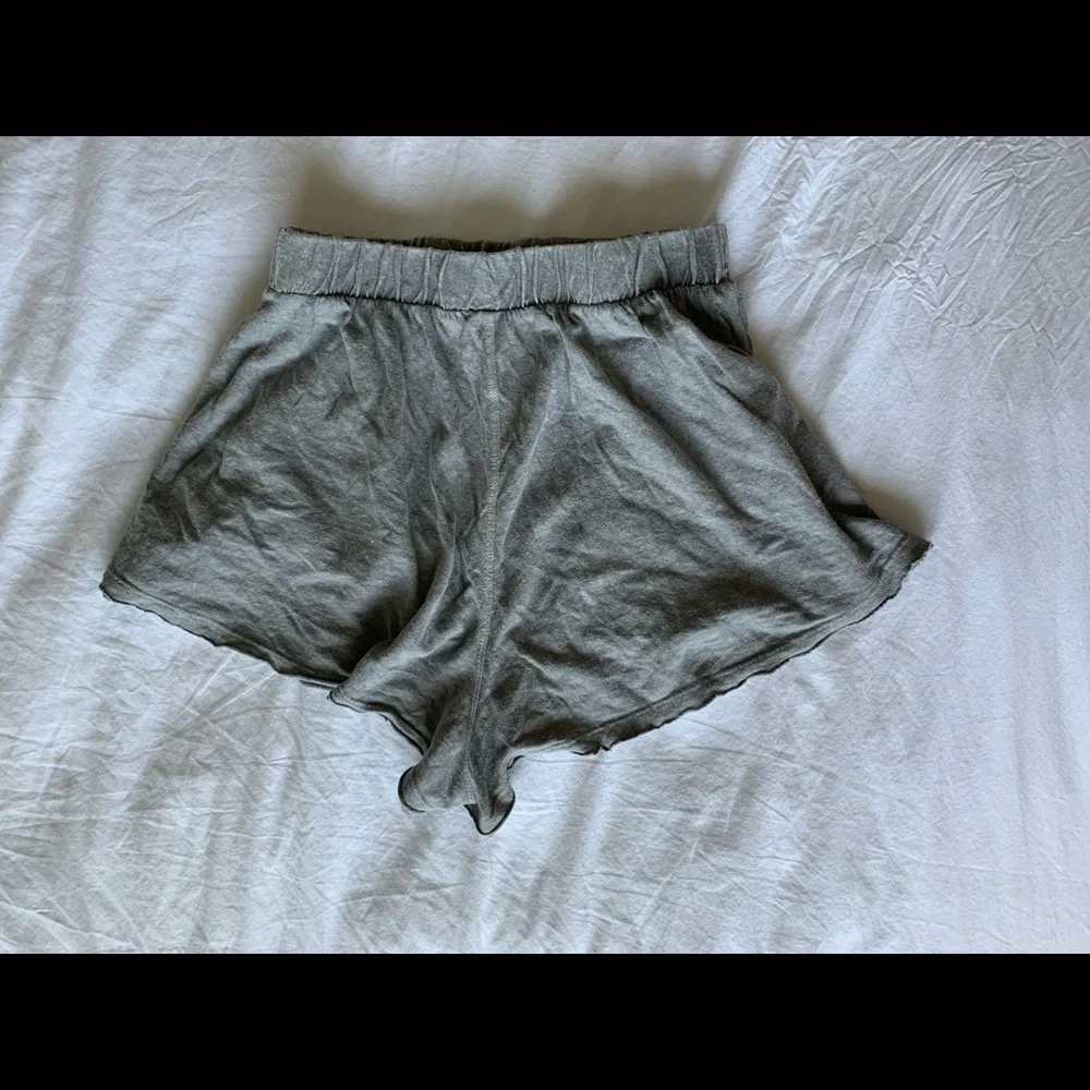 Free People Gray Washed Cropped Lounge Top and Shorts Set - Picture 10 of 12